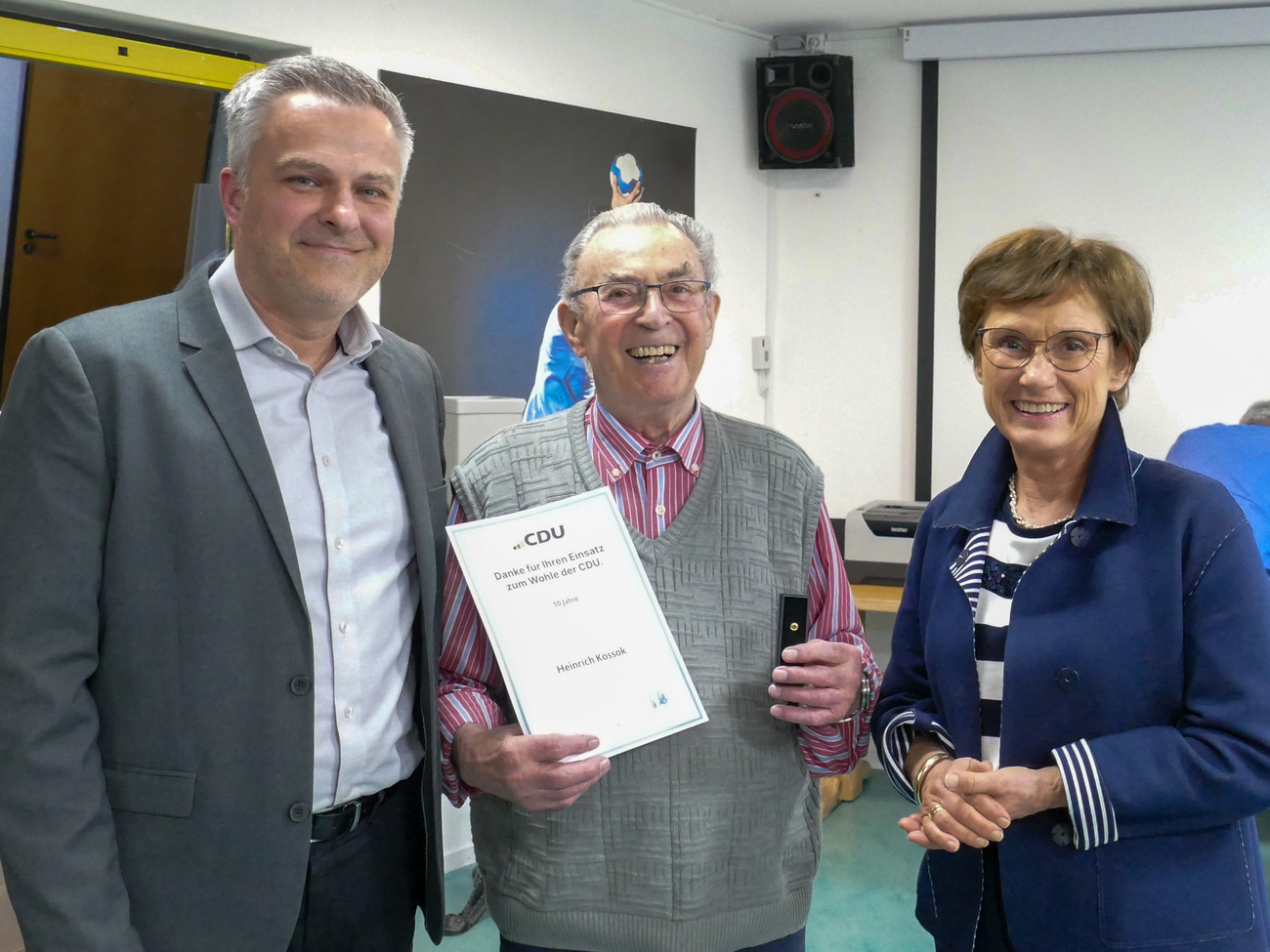 Der neu gewählte Vorsitzende Dan Martin, der Jubilar Heinrich Kossok und Staatssekretärin Sabine Kurtz MdL